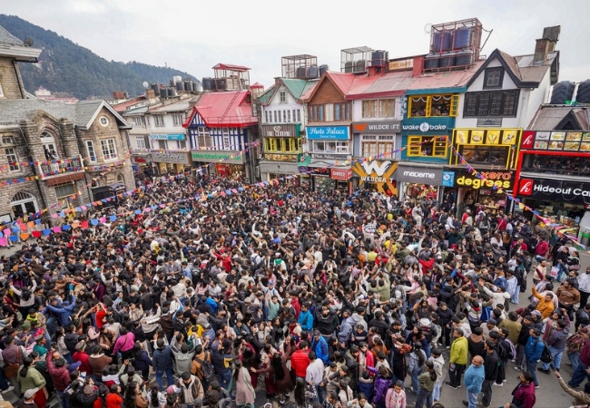 Himachal: Parts of Lahaul and Spiti, higher reaches of Kullu see mild snowfall; tourists ecstatic